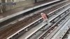 Video capta a hombre cruzando vías de Metro con electricidad