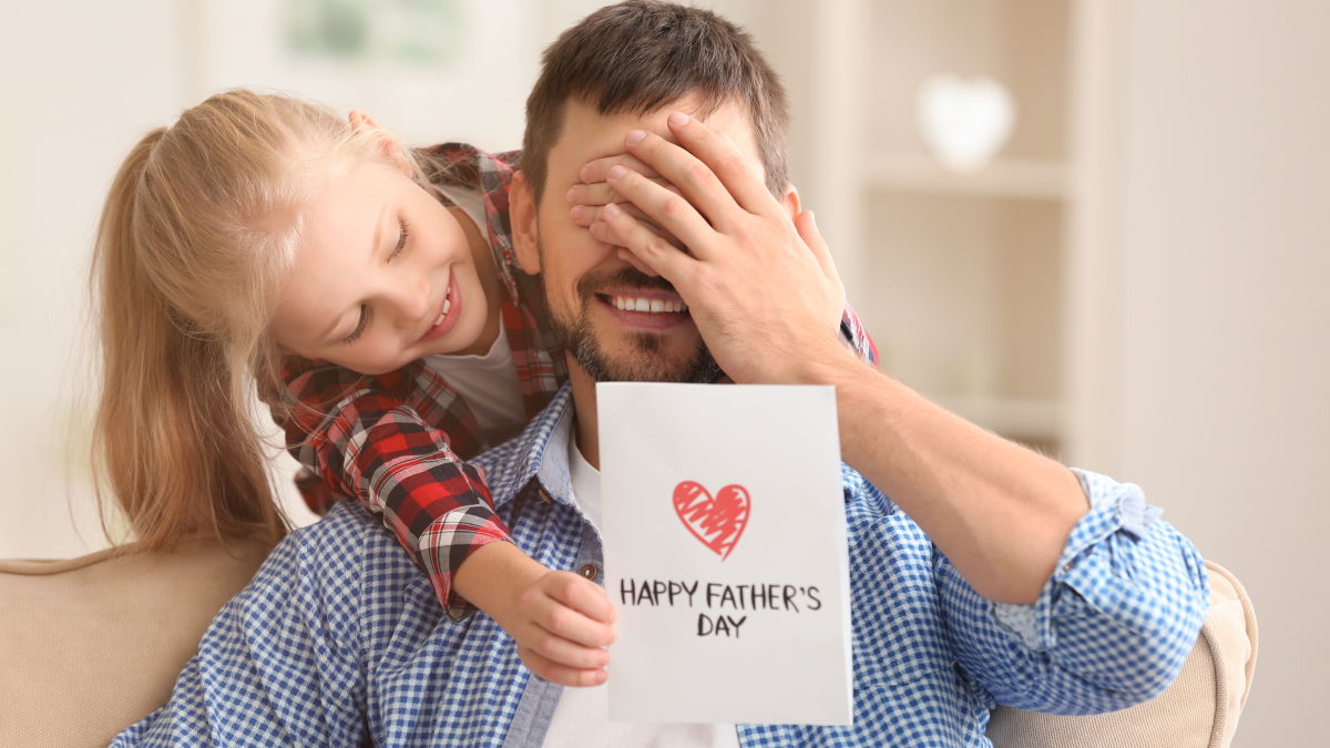 <strong>Tarjetas personalizadas y ropa son los regalos más comunes el Día del Padre. Foto: Telemundo</strong>   