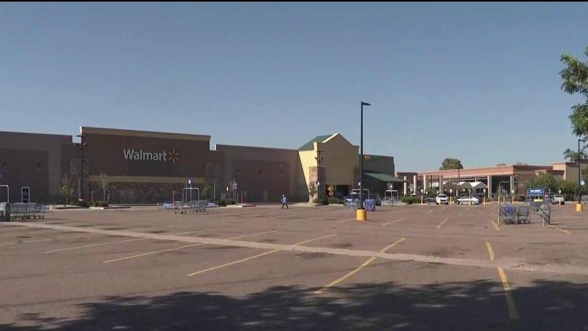 Ameaça de bomba no 'Walmart' deixa clientes e funcionários em alerta