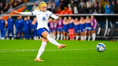 Tiene un “misil” en la pierna: la delantera de Inglaterra que remata el balón como nadie