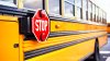 Conductora choca contra autobús escolar en Brighton