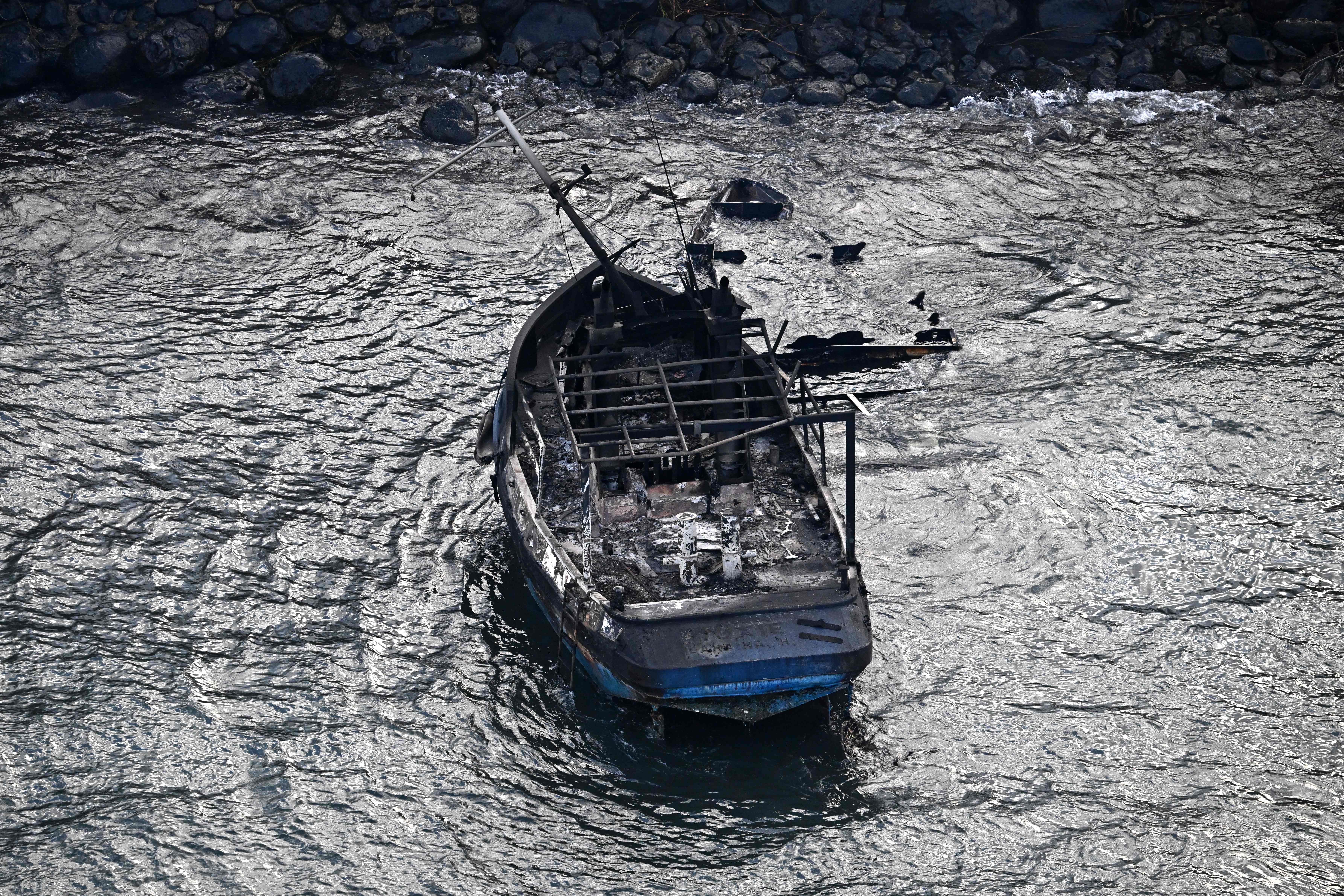 Un barco carbonizado se encuentra en el puerto de Lahaina después de los incendios forestales en el oeste de Maui, Hawaii.