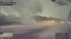 “30 segundos de terror”: tornado arrasa con árboles y levanta automóviles