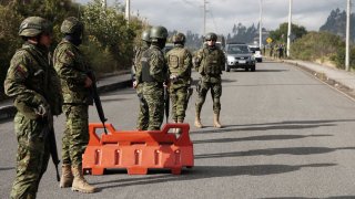 Fuerzas de seguridad monitorean la cárcel de Turi, en Cuenca, este sábado.