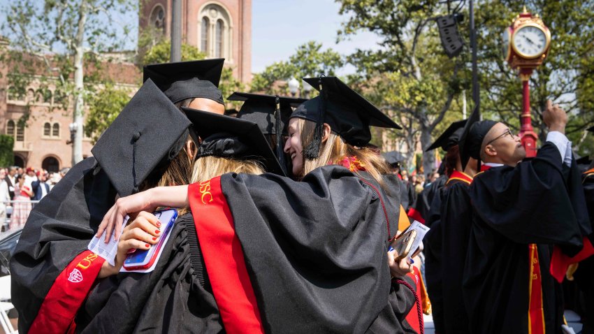 Estudiantes festejan su graduación en la Universidad del Sur de California en Los Ángeles, 12 de mayo de 2023. (Sarah Reingewirtz/The Orange County Register via AP, File)