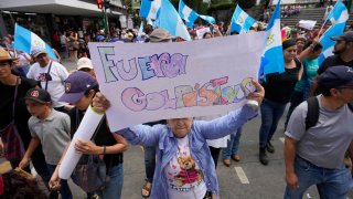 Los manifestantes reclamaron la renuncia de la fiscal Consuelo Porras.