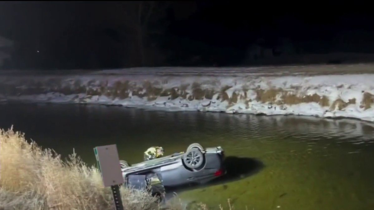 Conductor pierde el control y cae en un canal en Colorado – Telemundo ...
