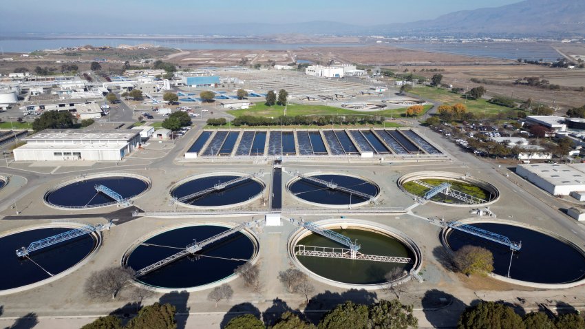 Esta fotografía muestra la instalación de tratamiento de aguas residuales de San José-Santa Clara, el miércoles 13 de diciembre de 2023, en San José, California. (AP Foto/Terry Chea)