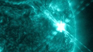 Esta fotografía proporcionada por el Observatorio de Dinámica Solar de la NASA captó esta imagen de una llamarada solar, que es la luz brillante en la parte superior derecha, el jueves 14 de diciembre de 2023.