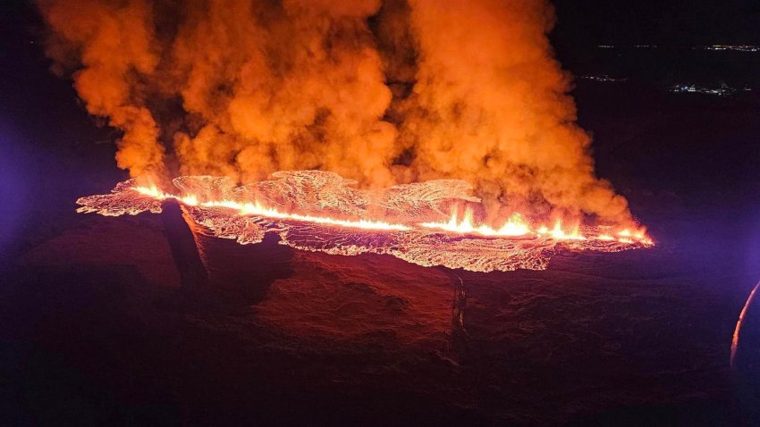 Una fotografía proporcionada por la Defensa Civil de Islandia muestra una erupción volcánica cerca de Grindavik, península de Reykjanes, Islandia, el 14 de enero de 2024, vista desde un helicóptero de la Guardia Costera. EFE/EPA/Iceland Civil Defense (almannavarnadeild) / HANDOUT HANDOUT HANDOUT EDITORIAL USE ONLY/NO SALES HANDOUT EDITORIAL USE ONLY/NO SALES