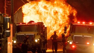 Imagen de archivo genérica de un incendio y bomberos.