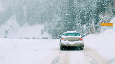 Advertencia por condiciones invernales en las montañas y nieve ligera en el área metro