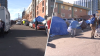 Ciudad de Denver remueve campamento de migrantes en la calle Zuni