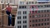 Video de infarto: descalzo cruza de un edificio a otro sobre una fina cuerda de acero