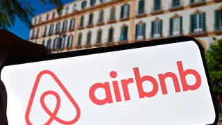 Las violaciones de la nueva política serán investigadas y las sanciones pueden incluir la eliminación del anuncio o de la cuenta del usuario, informó Airbnb.