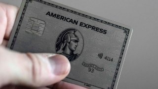 Esta fotografía del jueves 18 de enero de 2024 muestra una tarjeta American Express, en Atlanta.