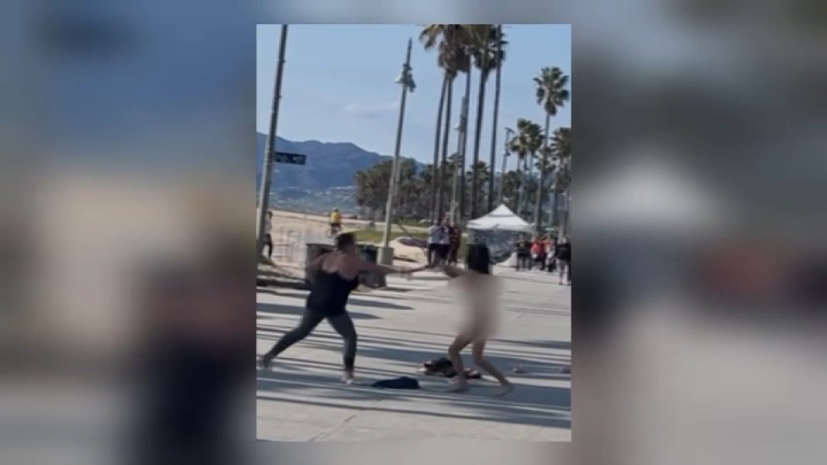 California: mujer desnuda pelea con un garrote en Venice Beach