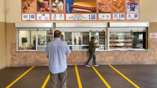 Un patio de comidas al aire libre en el Costco en el Camino Real Marketplace Shopping Center, situado justo al norte de Santa Bárbara, se ve el 8 de julio de 2022, en Goleta, California.