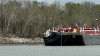 Barcaza choca contra puente sobre el río Arkansas y causa cierre carretero