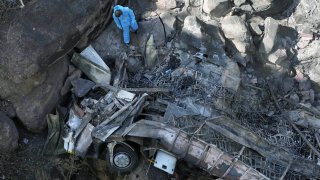 El autobús quedó al fondo de un barranco tras caer desde un puente.