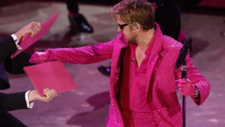 Un divertido Ryan Gosling, más Barbie que nunca, roba el protagonismo en los Óscar