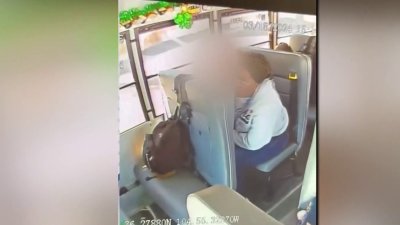 Acusan a mujer de presunto abuso infantil en autobús escolar