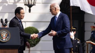 El primer ministro de Japón, Fumio Kishida, fue recibido por el presidente Joe Biden en la Casa Blanca este miércoles.
