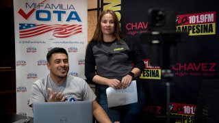 Michael Ruiz y Marisol Moraga participan en un evento en La Campesina, una cadena de radio en español en Phoenix, Arizona, el miércoles 20 de marzo de 2024.