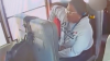 Enfrenta nuevos cargos la asistente de autobús escolar que habría golpeado a un niño con autismo