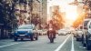 Nueva ley en Colorado: motociclistas podrán rebasar conductores en el mismo carril