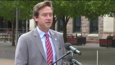 Alcalde presenta plan para promover la economía en el centro de Denver