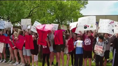 Familias protestan por posible cierre de escuelas en Poudre