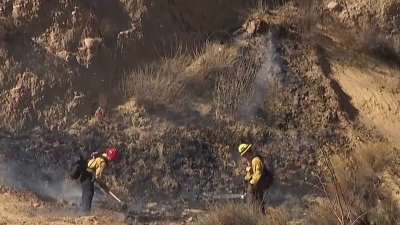 Bomberos trabajan en contener las llamas del incendio Hughes