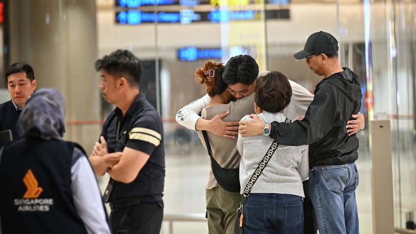 Un pasajero del accidentado vuelo de Singapur Airlines se abraza con sus familiares tras su llegada a la ciudad-Estado asiática.
 EFE/EPA/ARIFFIN JAMAR / THE STRAITS TIMES SINGAPORE OUT EDITORIAL USE ONLY EDITORIAL USE ONLY