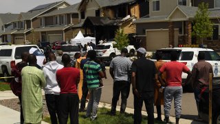 El temor de que el incendio hubiera sido un crimen de odio llevó a muchos inmigrantes senegaleses a instalar cámaras de seguridad en sus hogares en caso de que ellos también pudieran ser atacados. (Foto de archivo)