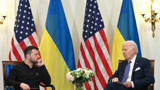 El presidente de Estados Unidos, Joe Biden (dcha.), y el presidente de Ucrania, Volodymyr Zelensky (izq.), celebran una reunión bilateral en el Hotel Intercontinental de París, el 7 de junio de 2024.