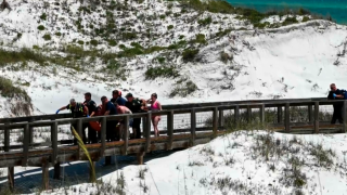 Los ataques ocurrieron cerca de las playas en el condado Walton en Florida, en el Golfo de México. En la imagen, paramédicos llevan a una de las víctimas el viernes.