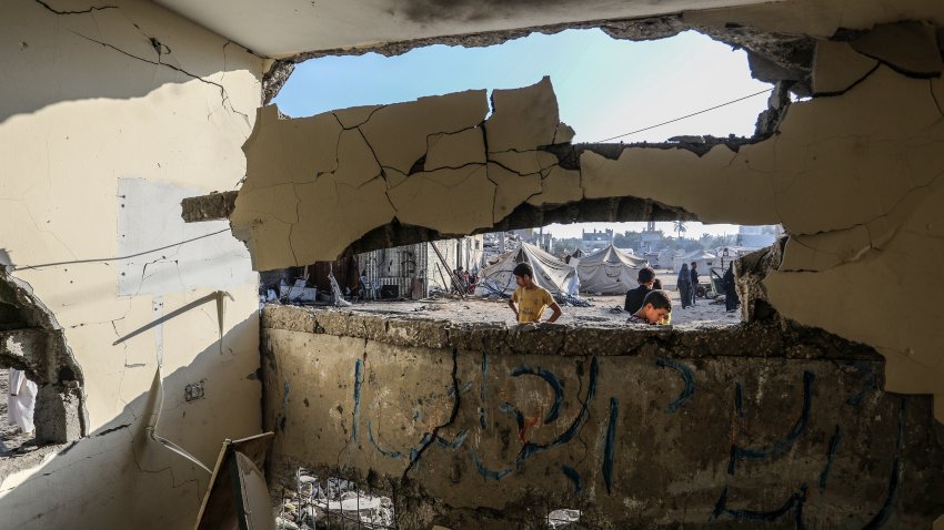 Los palestinos investigan el edificio de la escuela Al-Awda, muy dañado tras el ataque israelí en el distrito de Abasan de Khan Yunis, Gaza, el 10 de julio de 2024.