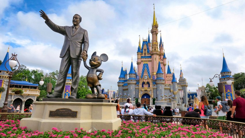 La estatua “Compañeros” de Walt Disney y Mickey Mouse, en el Castillo de Cenicienta del Reino Mágico, en Walt Disney World, en Lake Buena Vista, Florida, fotografiada el sábado 3 de junio de 2023. La estatua fue creada en 1993 por el legendario escultor de Disney Blaine Gibson. (Joe Burbank/Orlando Sentinel/Tribune News Service vía Getty Images)