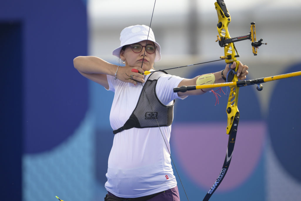 PARÍS, FRANCIA – 30 DE JULIO: Yaylagul Ramazanova de Azerbaiyán compite contra An Qixuan (no se ve) de China en la ronda clasificatoria individual femenina de tiro con arco durante los Juegos Olímpicos de París 2024 en la Explanada de los Inválidos el 30 de julio de 2024 en París, Francia. (Foto de Mehmet Murat Onel/Anadolu vía Getty Images).