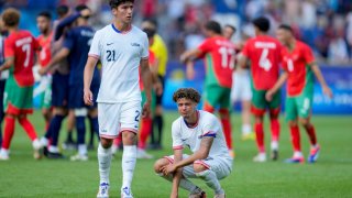 Los jugadores Josh Atencio y Kevin Paredes derrotados después de que Marruecos goleara 4-0 a la selección de EEUU en París 2024.