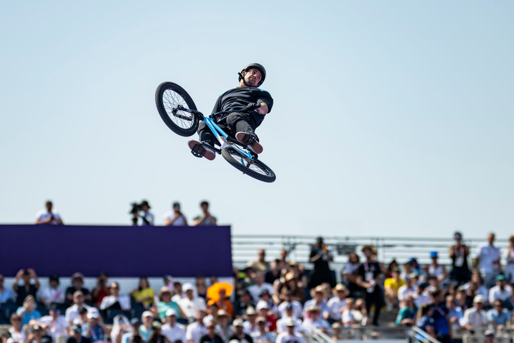 PARÍS, FRANCIA – 30 DE JULIO: Gil José Torres, del equipo de Argentina, compite en la clasificación de ciclismo masculino BMX Freestyle Park en el cuarto día de los Juegos Olímpicos de París 2024 en la Place de la Concorde el 30 de julio de 2024 en París, Francia. (Foto de Kevin Voigt/GettyImages)