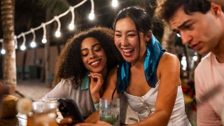 Diversas amigas disfrutando de una cena al aire libre