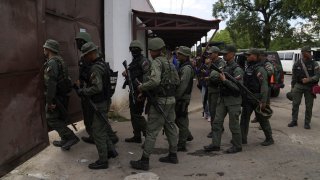 Soldados realizan un operativo en el Centro Penitenciario de Aragua, en Tocorón, Venezuela, el 20 de septiembre de 2023. En esta prisión tuvo origen el grupo criminal Tren de Aragua.