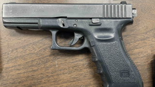 Durante una búsqueda en el vehículo, los policías encontraron una Glock 22, posteriormente identificada como la de Candler. El arma de fuego tenía un interruptor que permitía utilizarla como arma automática y estaba cargada con un cargador y una bala en la recámara.