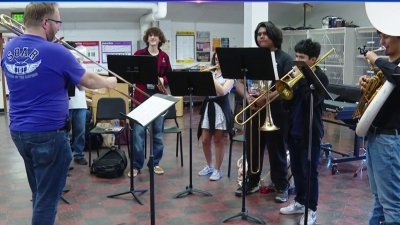 Jóvenes estudiantes inician banda musical hispana en escuela de Denver