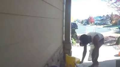 Captado en video: hombre roba paquetes de residencia en Parker