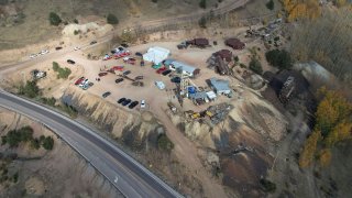 Equipos de rescate se encuentran afuera de la mina de oro Mollie Kathleen en Cripple Creek, Colorado, el jueves 10 de octubre de 2024.