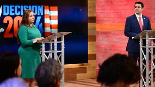 La demócrata Yadira Caraveo y el republicano Gabe Evans, cuando debatieron el 8 de octubre pasado en Denver.