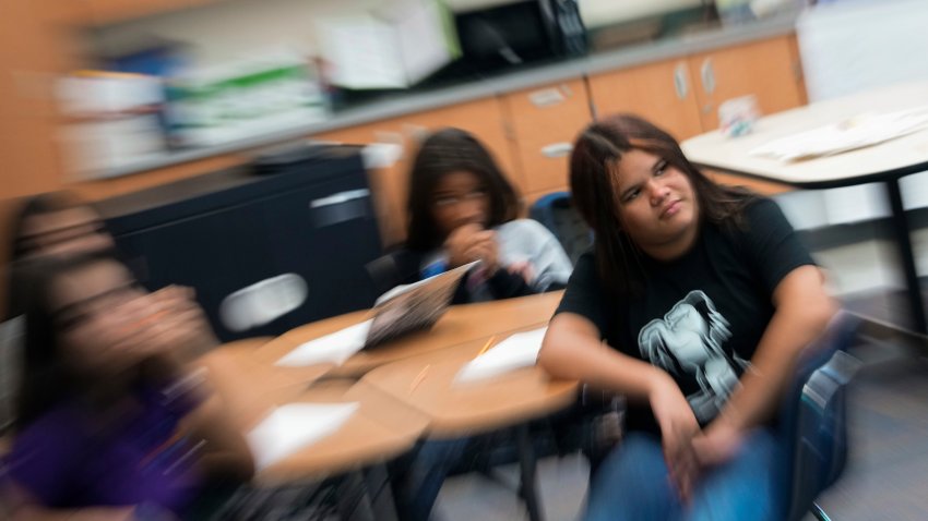 Alisson Ramírez (d) escucha a su maestra de estudios sociales en Aurora, Colorado, el 28 de agosto del 2024. (Foto AP/Godofredo A. Vásquez)